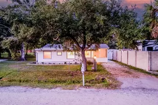 3323 58th Ave E, Bradenton, FL 34203 - Photo 2