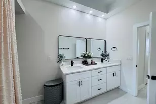 528 Jacaranda Pkwy E, Cape Coral, FL 33909 - Photo 28