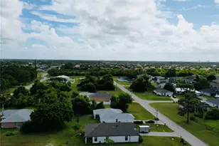 528 Jacaranda Pkwy E, Cape Coral, FL 33909 - Photo 6