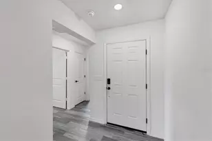 7335 34th Ct E, Sarasota, FL 34243 - Photo 4