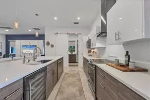 2711 Blossom Dr, Sarasota, FL 34239 - Photo 8