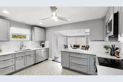 2713 Avenue C, Holmes Beach, FL 34217 - Photo 6