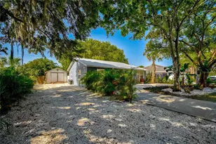 426 Eagles Nest Ln, Sarasota, FL 34243 - Photo 10