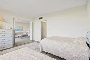 7461 W Country Club Dr N, Sarasota, FL 34243 - Photo 34