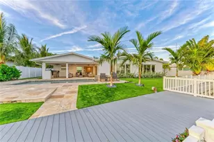 605 Key Royale Dr, Holmes Beach, FL 34217 - Photo 12