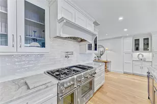 605 Key Royale Dr, Holmes Beach, FL 34217 - Photo 18