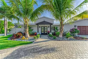 605 Key Royale Dr, Holmes Beach, FL 34217 - Photo 4