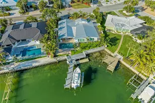 605 Key Royale Dr, Holmes Beach, FL 34217 - Photo 94