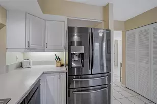 7341 Golf Pointe Cir, Sarasota, FL 34243 - Photo 12