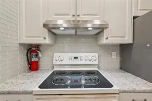 5755 Avista Dr, Sarasota, FL 34243 - Photo 16