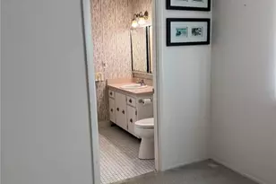 3957 Lakeside Dr, Sarasota, FL 34232 - Photo 10