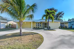 2834 New England St, Sarasota, FL 34231 - Photo 2