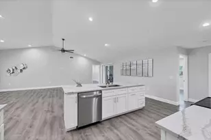 618 Eastpointe Ct, Sarasota, FL 34232 - Photo 16