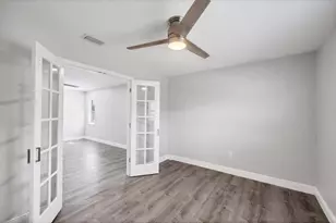 618 Eastpointe Ct, Sarasota, FL 34232 - Photo 20