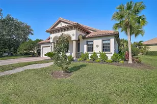3635 80th Dr E, Sarasota, FL 34243 - Photo 4