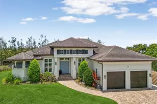 609 Colonial Bay Dr, Nokomis, FL 34275 - Photo 2