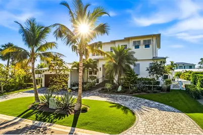 628 Dundee Lane, Holmes Beach, FL 34217 - Photo 2