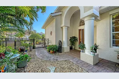 7810 33rd Street E, Sarasota, FL 34243 - Photo 2