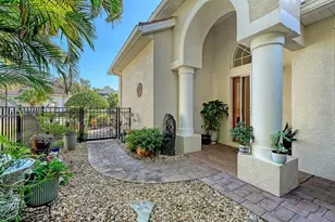 7810 33rd St E, Sarasota, FL 34243 - Photo 2