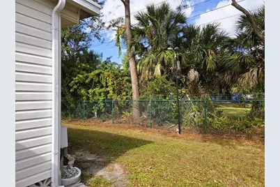 3383 Oakwood Boulevard N, Sarasota, FL 34237 - Photo 4