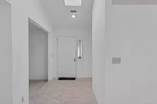 4816 79th Avenue Plaza E, Sarasota, FL 34243 - Photo 2