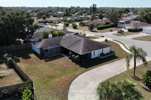 2042 Country Meadows Pl, Sarasota, FL 34235 - Photo 8