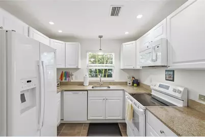 2812 Avenue B, Holmes Beach, FL 34217 - Photo 8