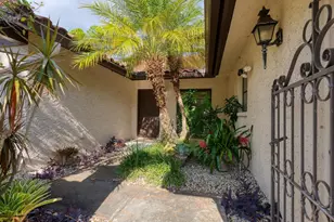 5450 Golf Pointe Dr, Sarasota, FL 34243 - Photo 4