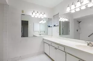 5450 Golf Pointe Dr, Sarasota, FL 34243 - Photo 22