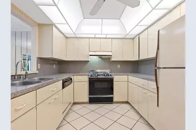 5450 Golf Pointe Drive, Sarasota, FL 34243 - Photo 16