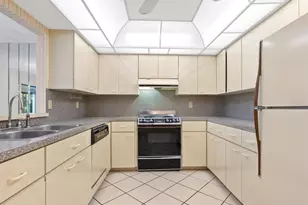 5450 Golf Pointe Dr, Sarasota, FL 34243 - Photo 16