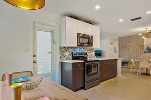 2740 Bruce Ln, Sarasota, FL 34237 - Photo 10