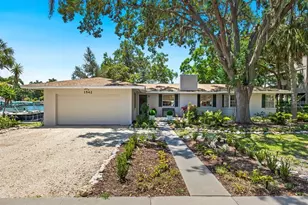 1542 Gulfview Dr, Sarasota, FL 34236 - Photo 2