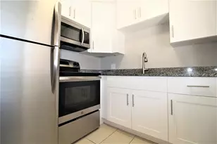 3001 Bee Ridge Rd, Sarasota, FL 34239 - Photo 2