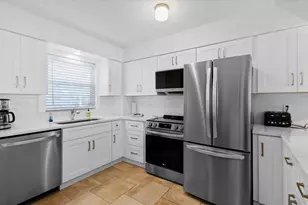 110 Vista Hermosa Cir, Sarasota, FL 34242 - Photo 2