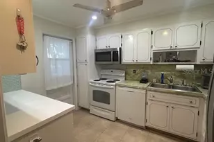 7461 W Country Club Dr N, Sarasota, FL 34243 - Photo 2