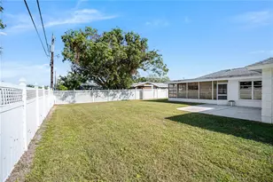 319 Mendez Dr, Sarasota, FL 34243 - Photo 2