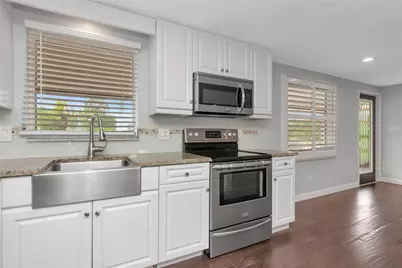 2707 Bigelow Dr, Sarasota, FL 34239 - Photo 8