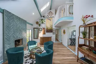 5005 Canterbury Dr, Sarasota, FL 34243 - Photo 2