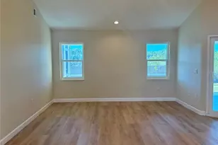 3541 65th Ave Cir E, Sarasota, FL 34243 - Photo 4