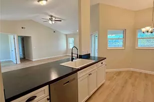 3541 65th Ave Cir E, Sarasota, FL 34243 - Photo 6