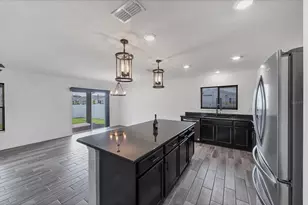 7335 34th Ct E, Sarasota, FL 34243 - Photo 6