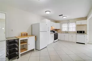 1010 Indian Beach Dr, Sarasota, FL 34234 - Photo 22