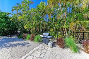 115 Los Cedros Dr, Anna Maria, FL 34216 - Photo 10