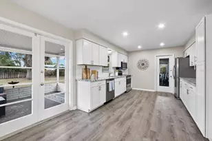 2417 Parson Ln, Sarasota, FL 34239 - Photo 6