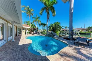 608 Hampshire Ln, Holmes Beach, FL 34217 - Photo 54