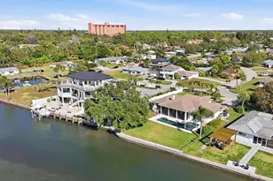 8632 Dunmore Dr, Sarasota, FL 34231 - Photo 4