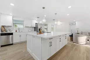 121 Sandhurst Dr, Venice, FL 34293 - Photo 2