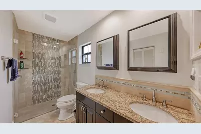 4711 Maid Marian Lane, Sarasota, FL 34232 - Photo 10