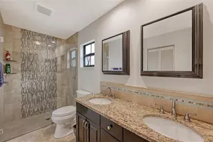 4711 Maid Marian Ln, Sarasota, FL 34232 - Photo 10